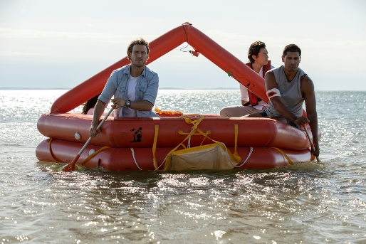 Drei Personen in einem Rettungsboot