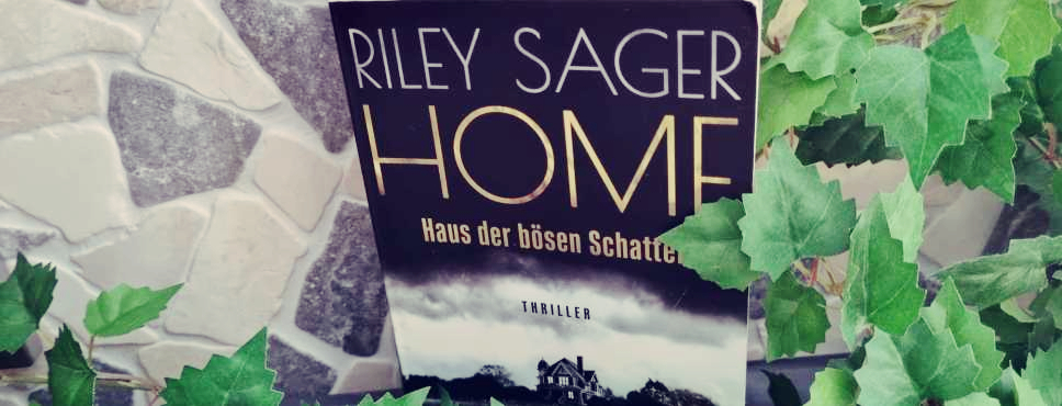 Buchcover Home Haus des Schreckens von Riley Sager hinter Efeu vor einem Steinhintergrund